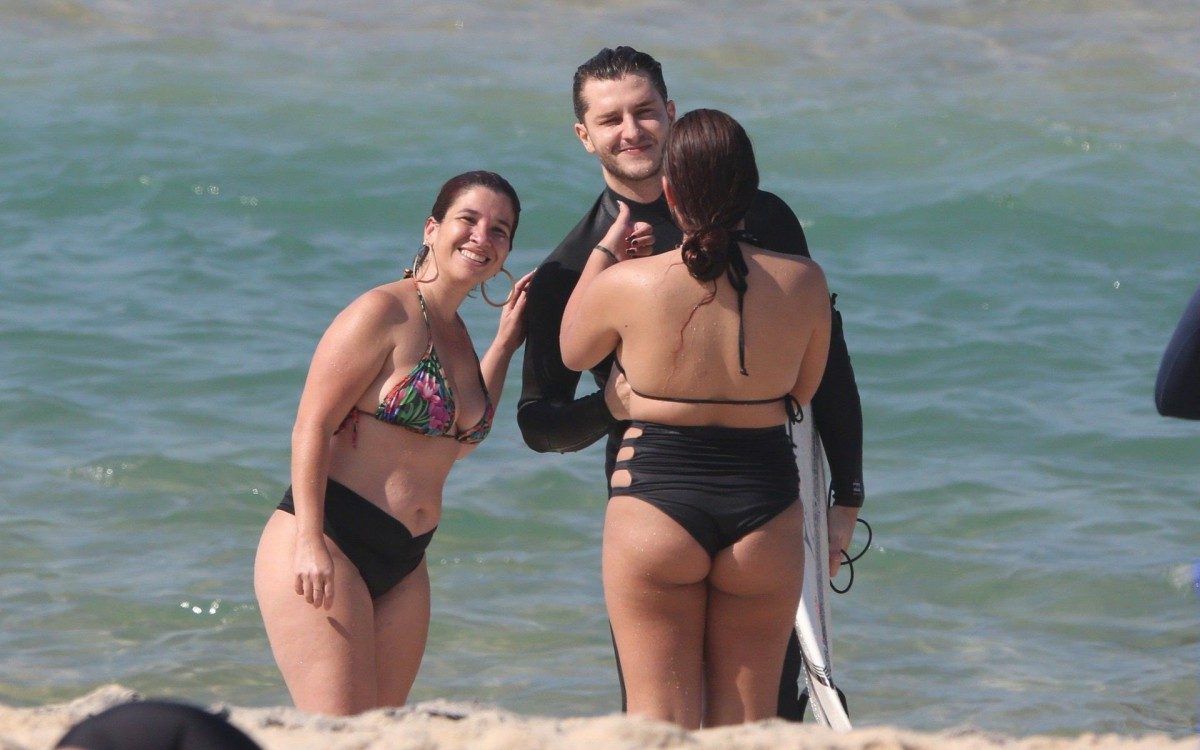 Klebber Toledo surfa na Praia de Grumari, na Zona Oeste do Rio, acompanhado pela cunhada, Caroline Queiroz, irm&atilde; de Camila Queiroz