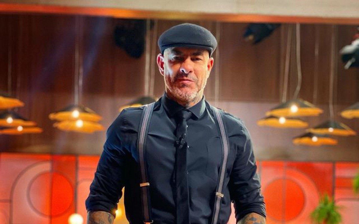 Henrique Foga&ccedil;a posa de kilt, saia tradicionalmente usada por homens escoceses