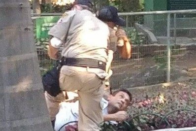 Homem é detido após agredir e xingar enfermeiras por falta de vacina em Niterói