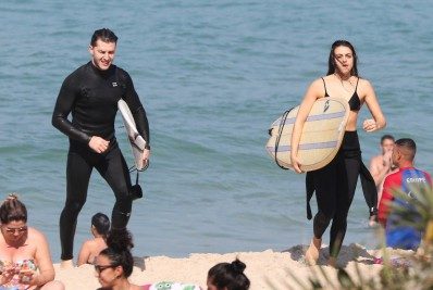 Klebber Toledo surfa com a cunhada em praia do Rio