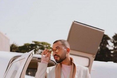 Chique demais! Gil do Vigor posta série de fotos em jatinho particular