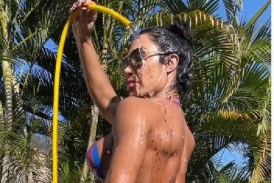 Gracyanne Barbosa toma banho de mangueira e close em bumbum chama atenção