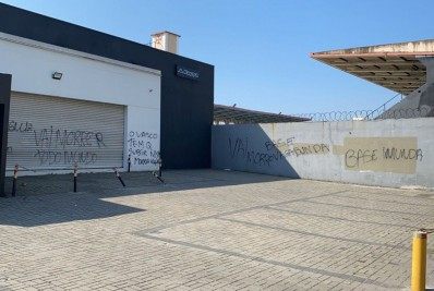 Muro de São Januário é pichado após derrota do Vasco: 'Vai morrer todo mundo'