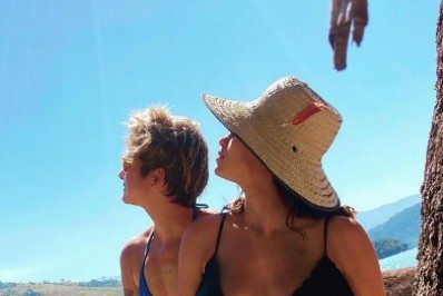 Nanda Costa exibe barrigão em viagem com Lan Lanh