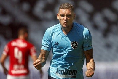 Botafogo leva susto no fim, mas vence o Vila Nova e encosta no G4