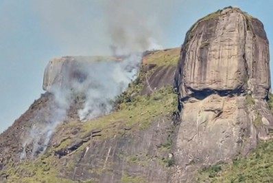 Incêndio de grandes proporções atinge Pedra da Gávea