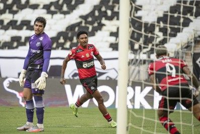 Vitinho valoriza ponto conquistado pelo Flamengo contra o Ceará: 'Pode ser precioso'