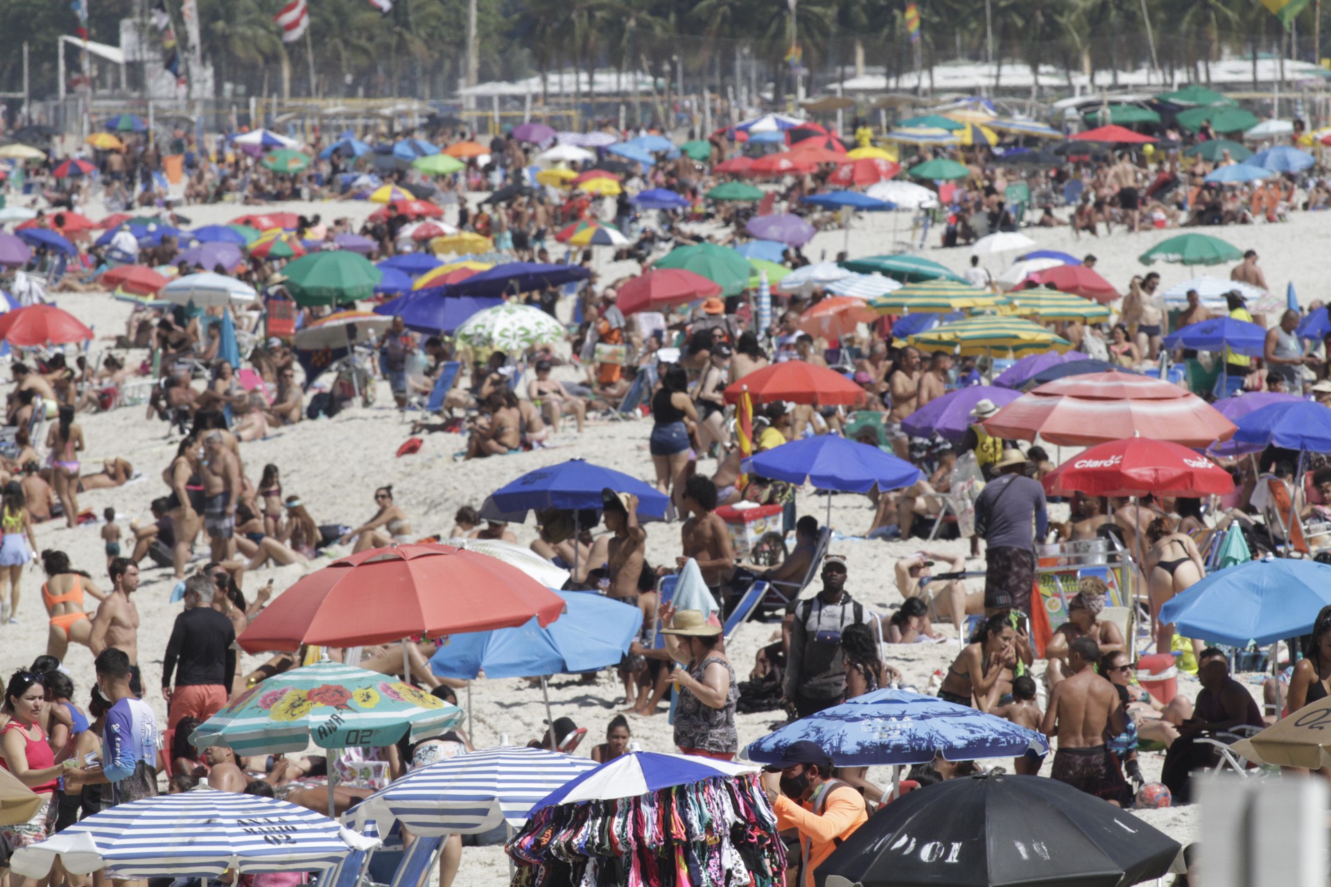 Praia do Leme Rio de Janeiro, cheia e com aglomeração neste Domingo (22). - Marcos Porto/Agencia O Dia