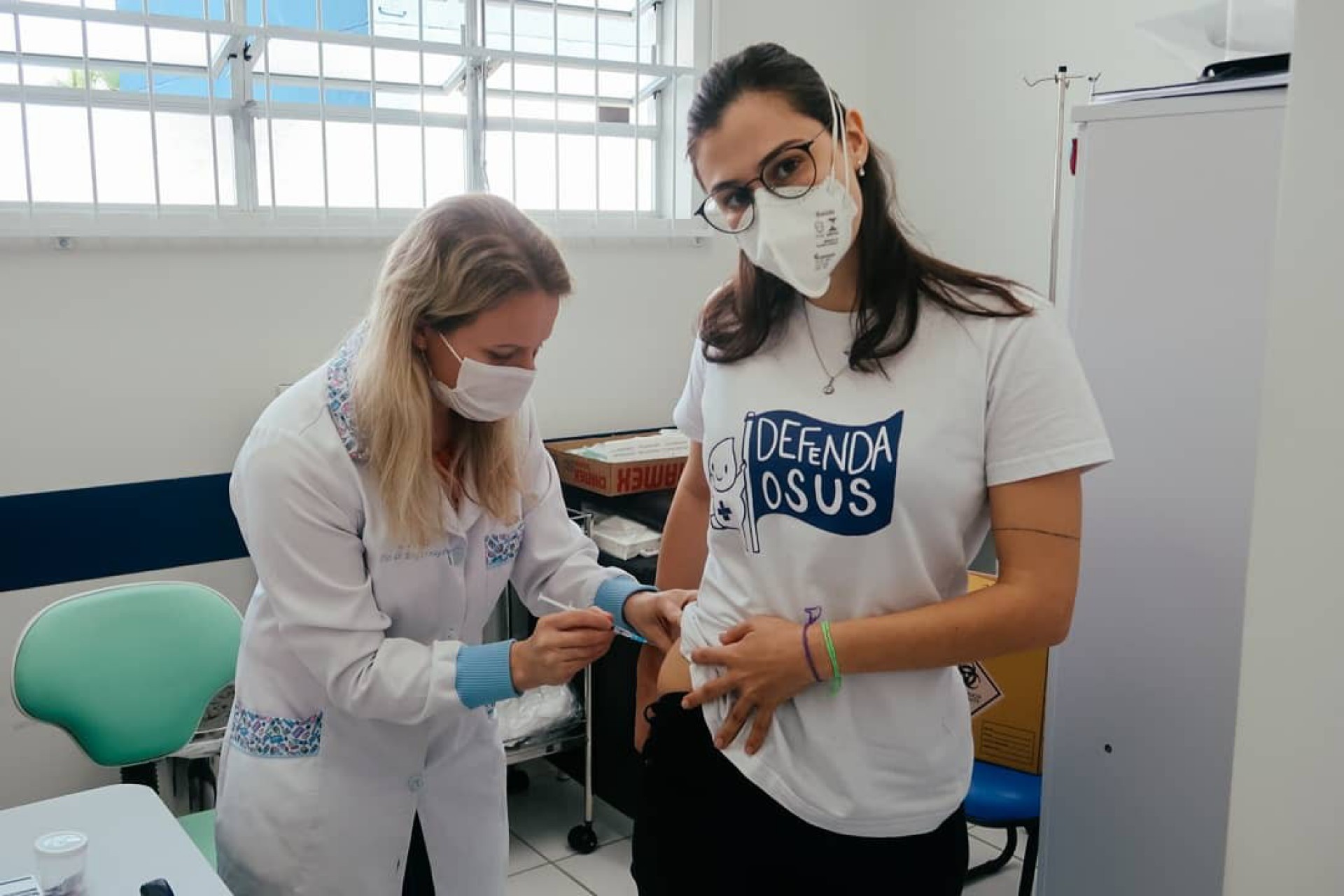 Jovem toma vacina contra a covid-19 no bumbum e viraliza na internet