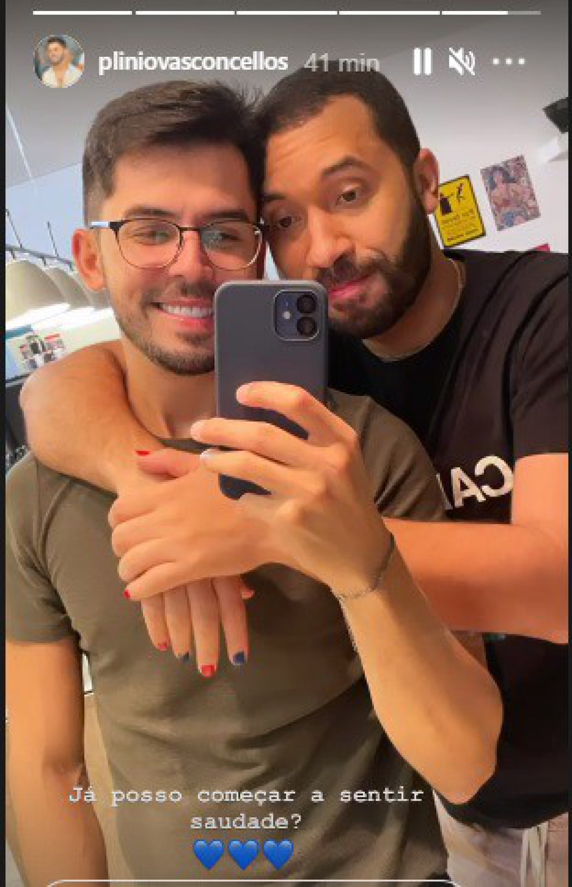 Gil Do Vigor Posta Foto Em Que Aparece Beijando Plínio Saudades