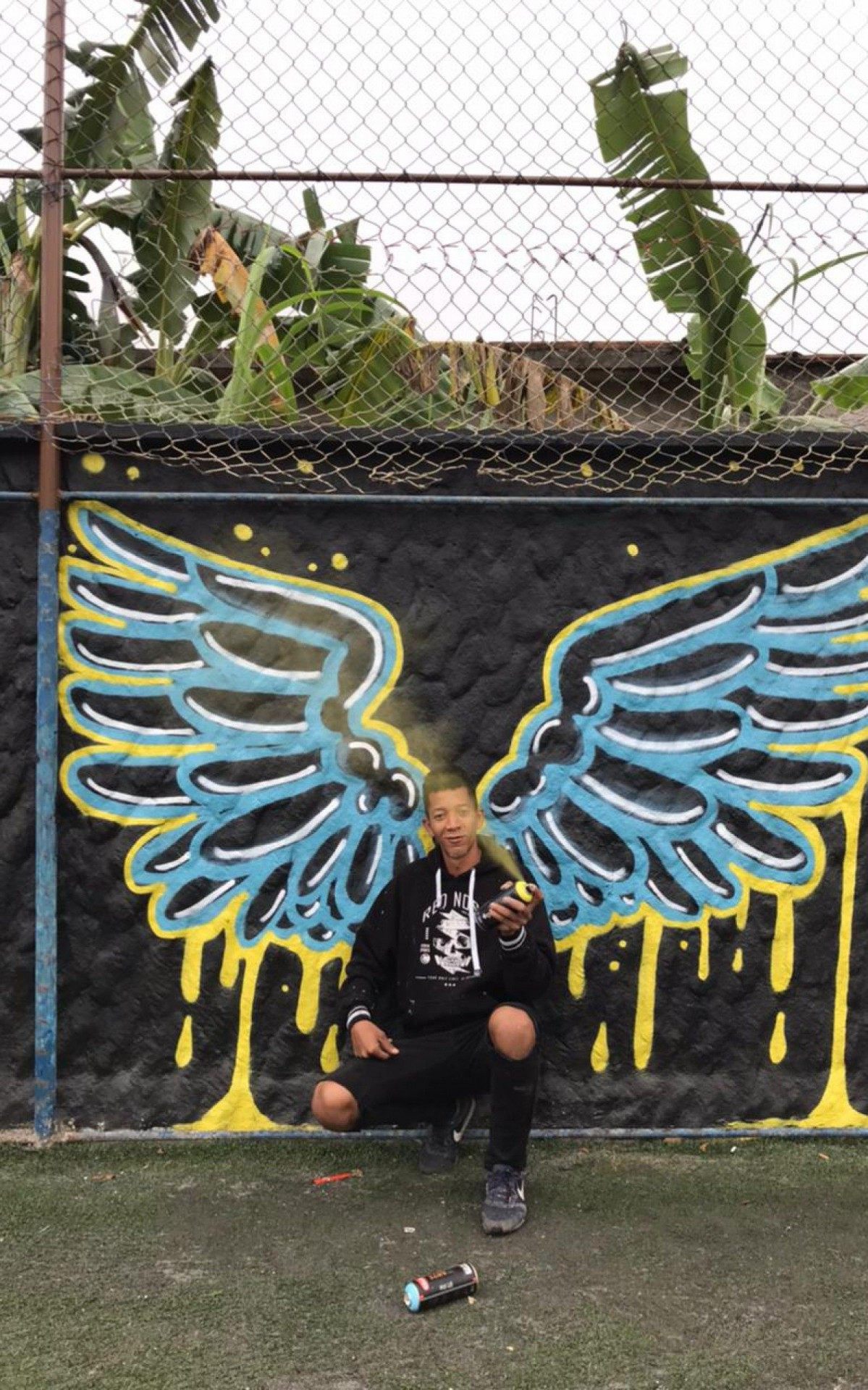 &Eacute; preciso dar asas &agrave; imagina&ccedil;&atilde;o. Grafite em muro de campo de futebol no Sap&ecirc;