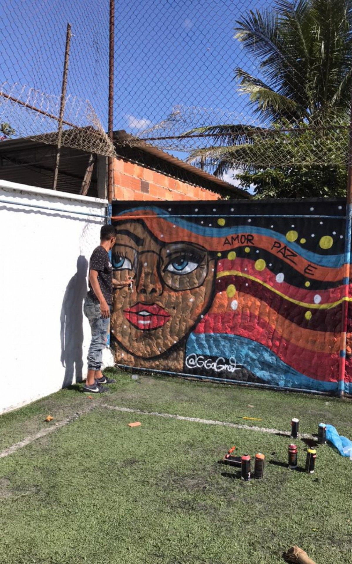 N&atilde;o h&aacute; limites para a arte. Pintura no muro do campo de futebol do Sap&ecirc;