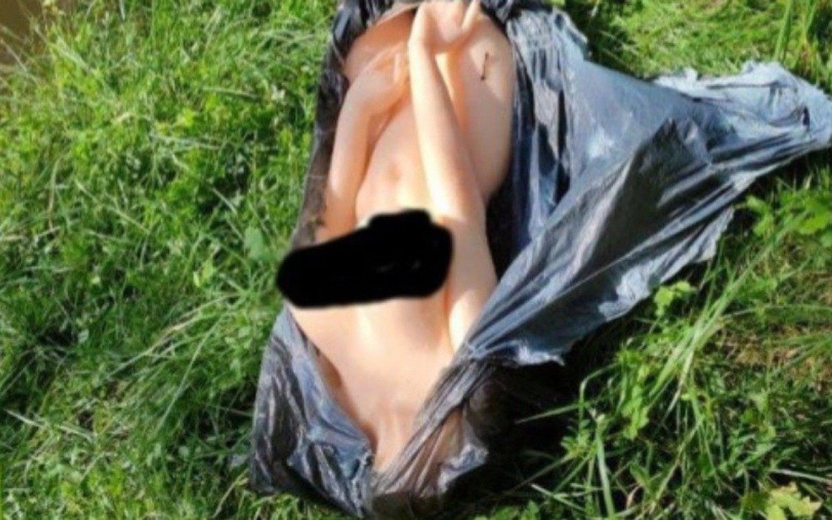 Boneca infl&aacute;vel descoberta dentro dos sacos de lixo
