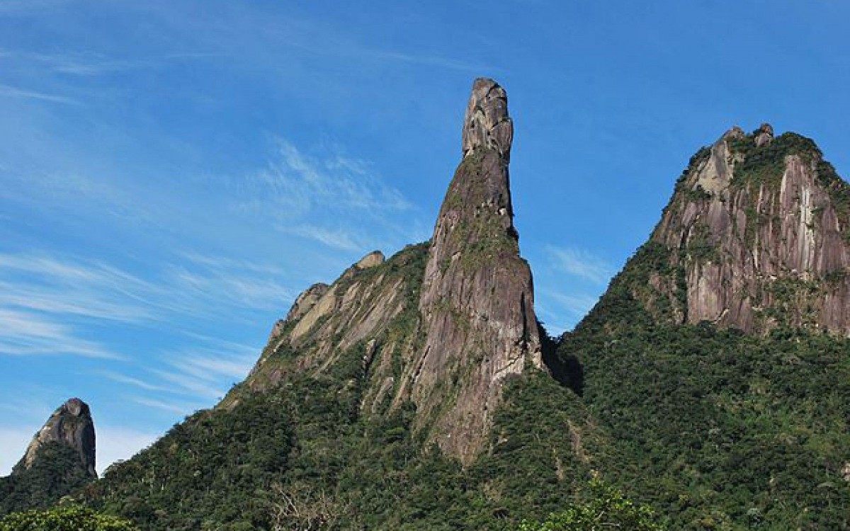 Dedo de Deus, símbolo do montanhismo no Brasil, está em Guapimirim - Carlos Perez Couto - Wikipédia - Creative Commons