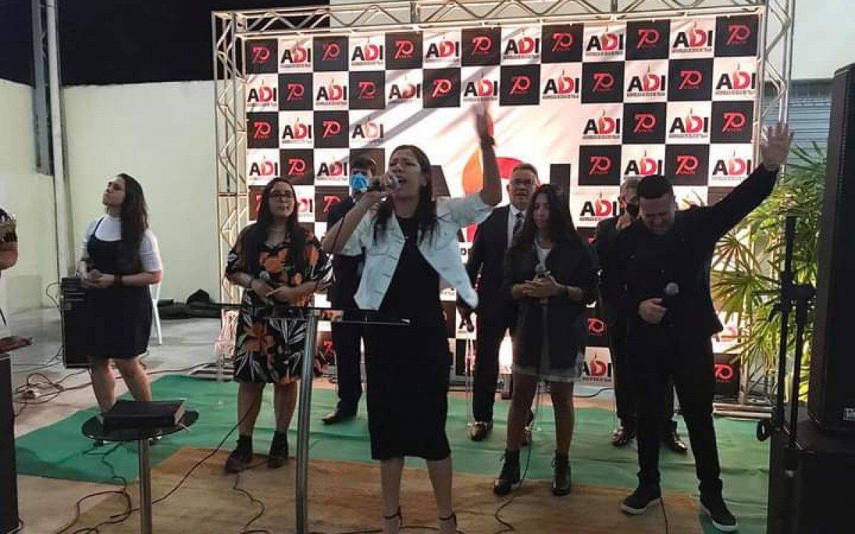 Di&aacute;cono Ralph Weber Pessanha, Raissa Pessanha e Thaynara Navarro junto ao Minist&eacute;rio de Louvor e Adora&ccedil;&atilde;o.