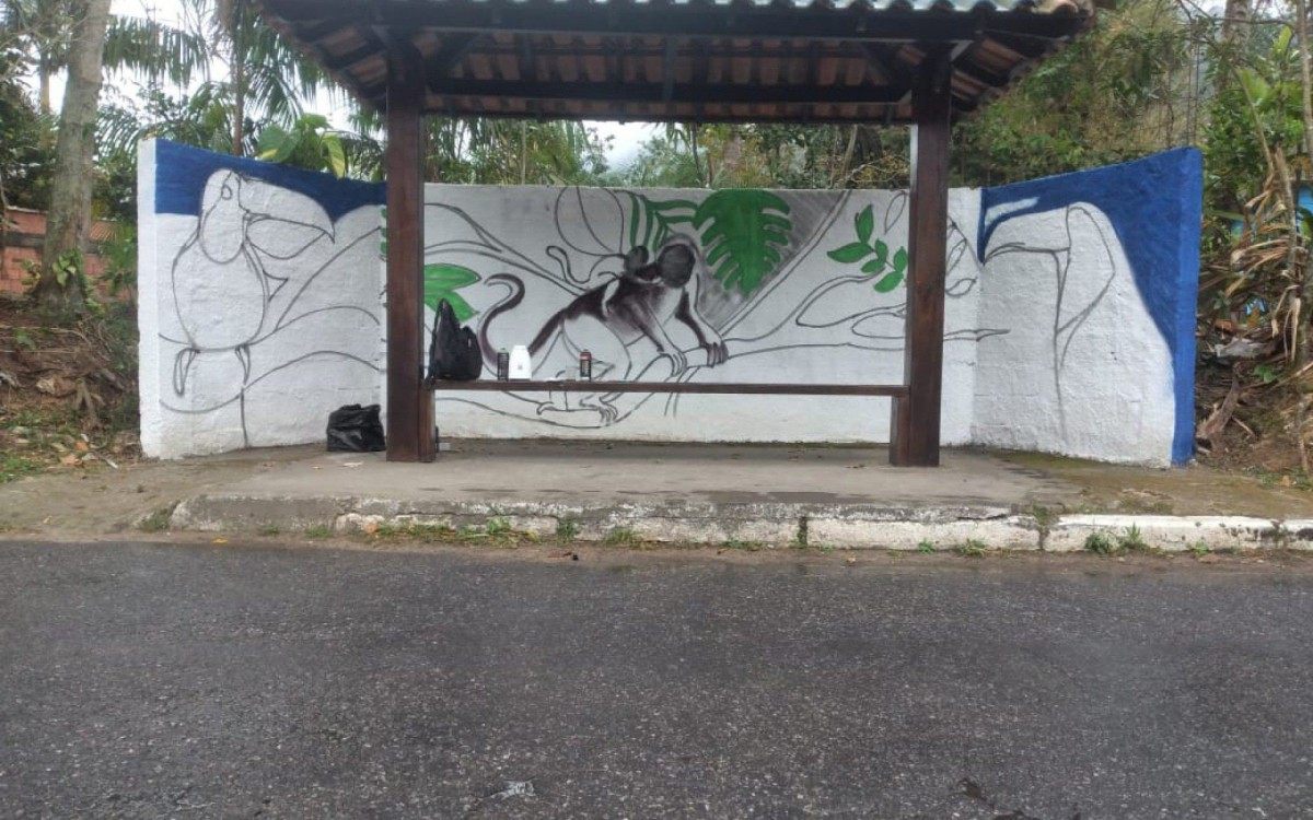 Esbo&ccedil;o do grafite no ponto de &ocirc;nibus da Caneca Fina