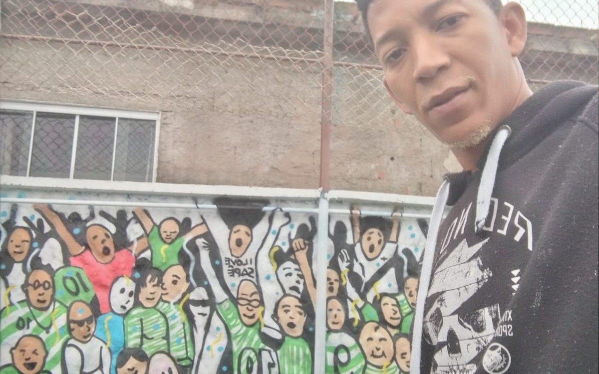 Em toda partida de futebol tem que ter torcida. Parede grafitada no Sap&ecirc;