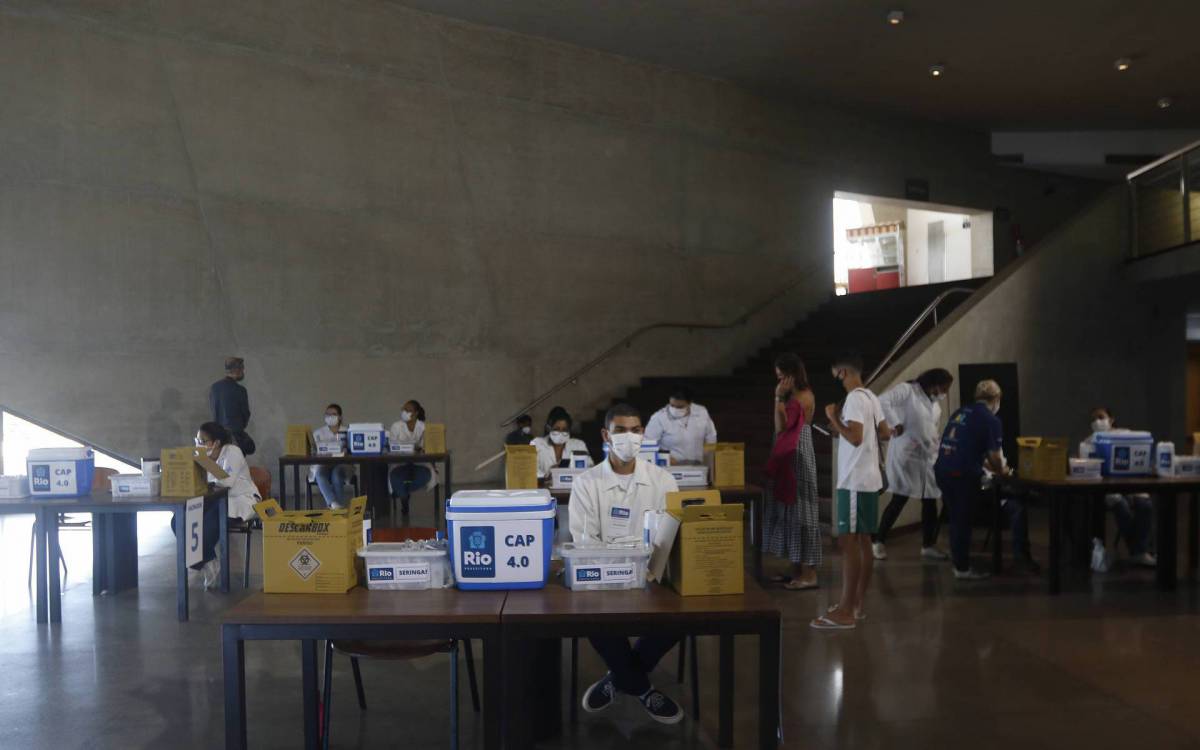 Geral - Vacina&ccedil;ao contra Covid-19 - Prefeitura do Rio inicia vacina&ccedil;ao de adolescentes com deficiencia a partir dos 12 anos. Na foto, movimenta&ccedil;ao na Cidade das Artes, na Barra, zona oeste do Rio.