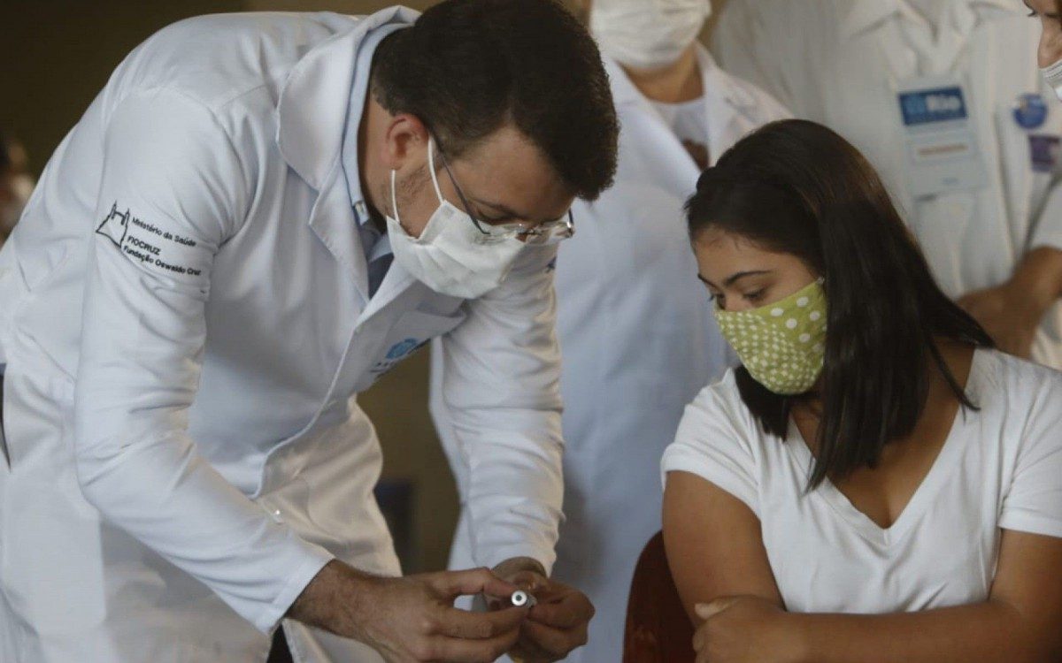 Ivy Faria, vacinada pelo secretário municipal de saúde, Daniel Soranz, na Cidade das Artes, na Barra da Tijuca, na manhã desta segunda-feira - Reginaldo Pimenta/Agência O Dia