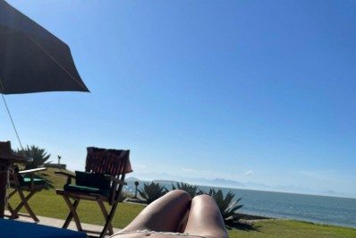 Fotos! Bruna Marquezine desamarra o biquíni e sensualiza