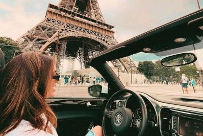 Após jantar com amigos de Neymar, Bruna faz passeio luxuoso em Paris