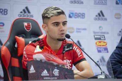 Andreas Pereira participa de coletivo, e comissão técnica do Flamengo planeja relacioná-lo contra o Grêmio