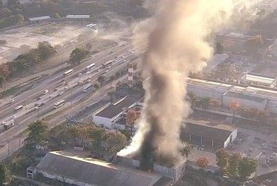 Incêndio atinge galpão às margens da Avenida Brasil, em Fazenda Botafogo