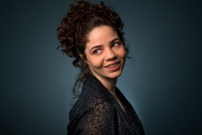 Angélica Duarte lança seu álbum de estreia 'Hoje tem'