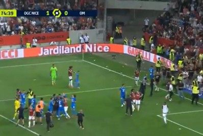 Vídeo! Ex-Flamengo, Gerson troca socos em confusão generalizada com direito a invasão de torcedores em jogo na França