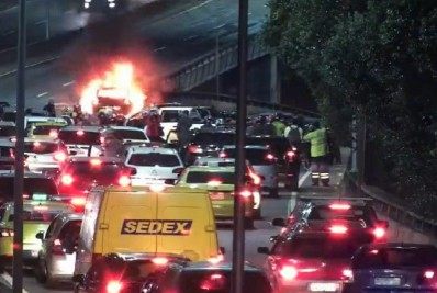 Incêndio em carro interdita Elevado Paulo de Frontin