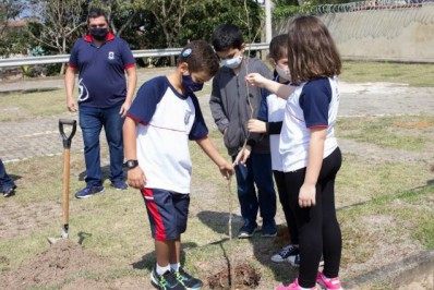 Alunos de Macaé encerram projeto ambiental com plantio de árvores