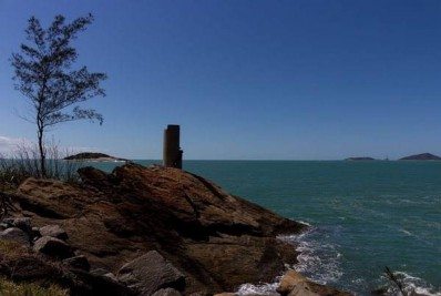 PM liberta família feita refém e mantida em cárcere privado por cerca de 20 criminosos na Praia do Farol, em Macaé