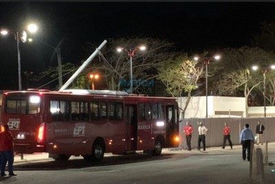 Vermelinho bate em poste na Rodoviária de Maricá