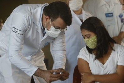 Prefeitura espera nova de remessa de vacinas nesta terça para retomar imunização de adolescentes