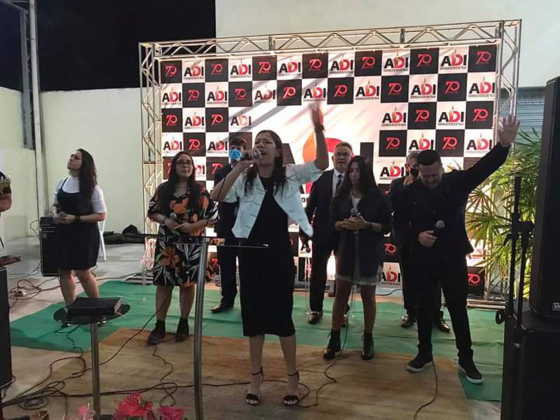 Di&aacute;cono Ralph Weber Pessanha, Raissa Pessanha e Thaynara Navarro junto ao Minist&eacute;rio de Louvor e Adora&ccedil;&atilde;o. - Foto: divulga&ccedil;&atilde;o