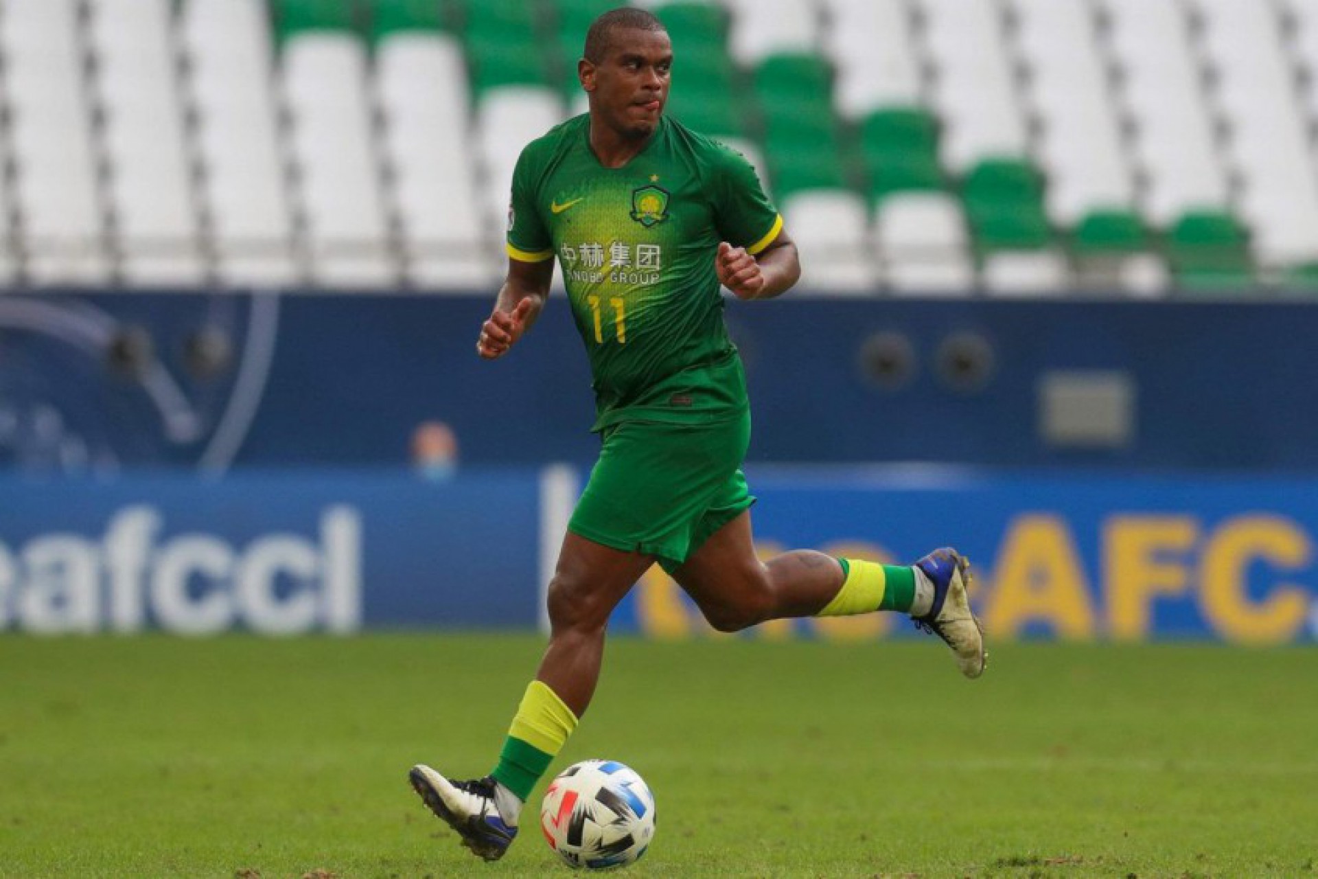 Envolvido em polêmica com ex-motorista, Fernando rescinde com clube chinês e pode voltar ao futebol europeu