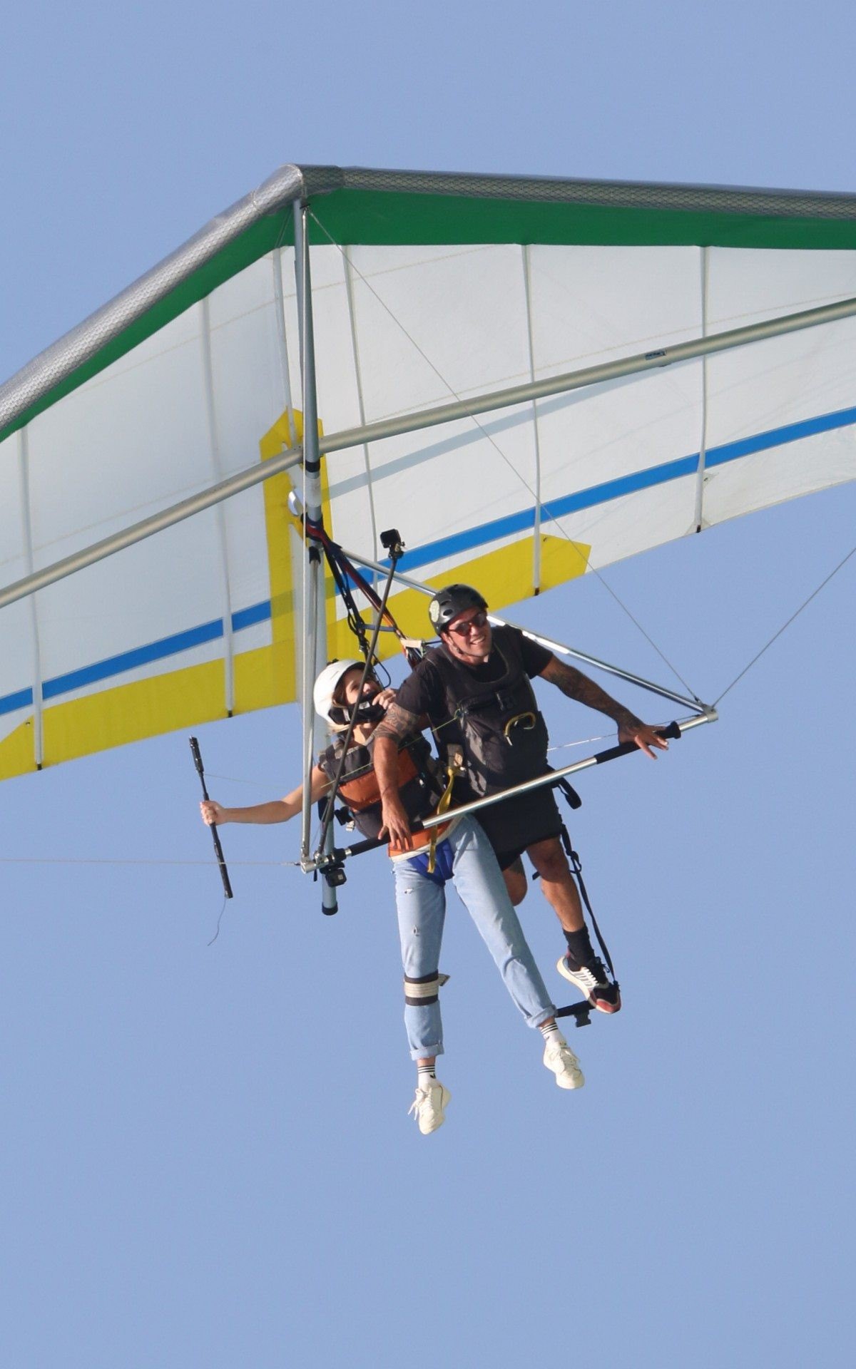 Isabella Santoni faz voo de asa-delta na Praia de S&atilde;o Conrado, na Zona Sul do Rio, nesta ter&ccedil;a-feira