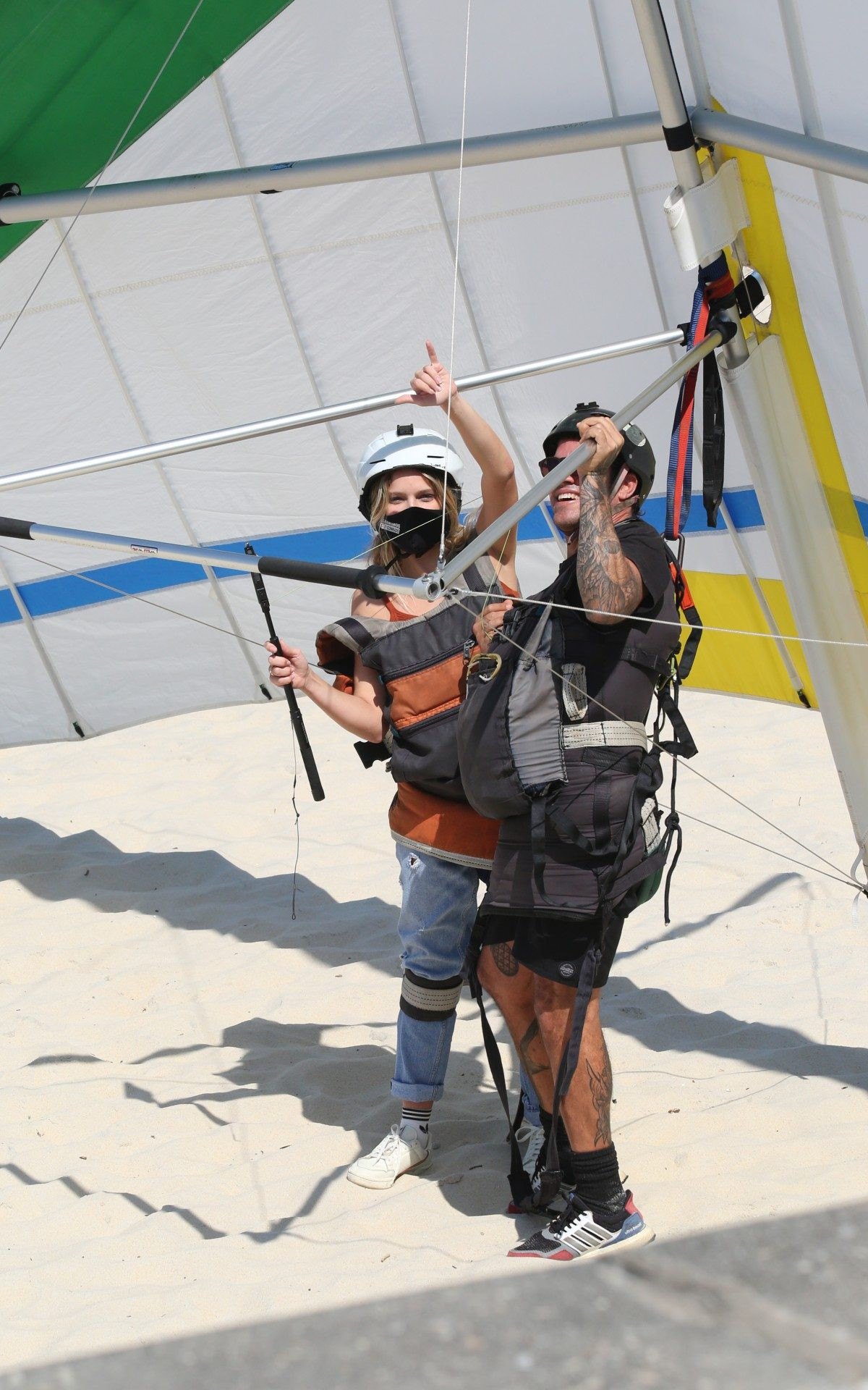 Isabella Santoni faz voo de asa-delta na Praia de S&atilde;o Conrado, na Zona Sul do Rio, nesta ter&ccedil;a-feira