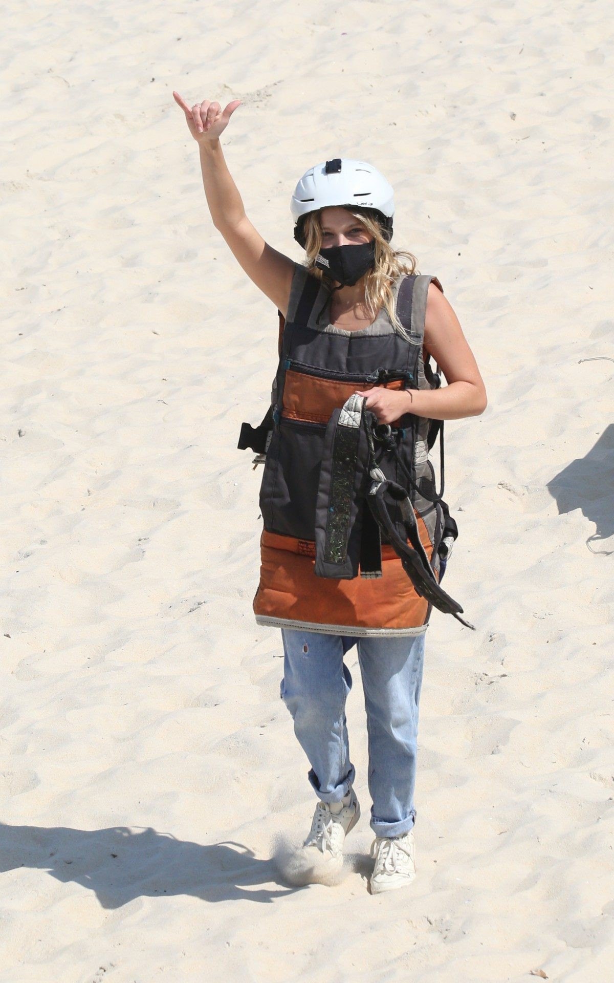 Isabella Santoni faz voo de asa-delta na Praia de S&atilde;o Conrado, na Zona Sul do Rio, nesta ter&ccedil;a-feira