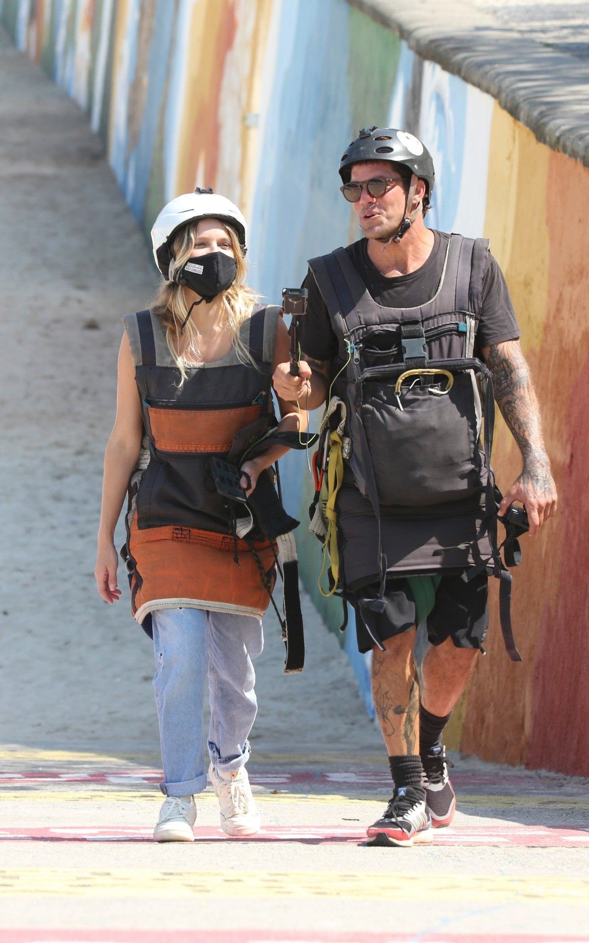 Isabella Santoni faz voo de asa-delta na Praia de S&atilde;o Conrado, na Zona Sul do Rio, nesta ter&ccedil;a-feira