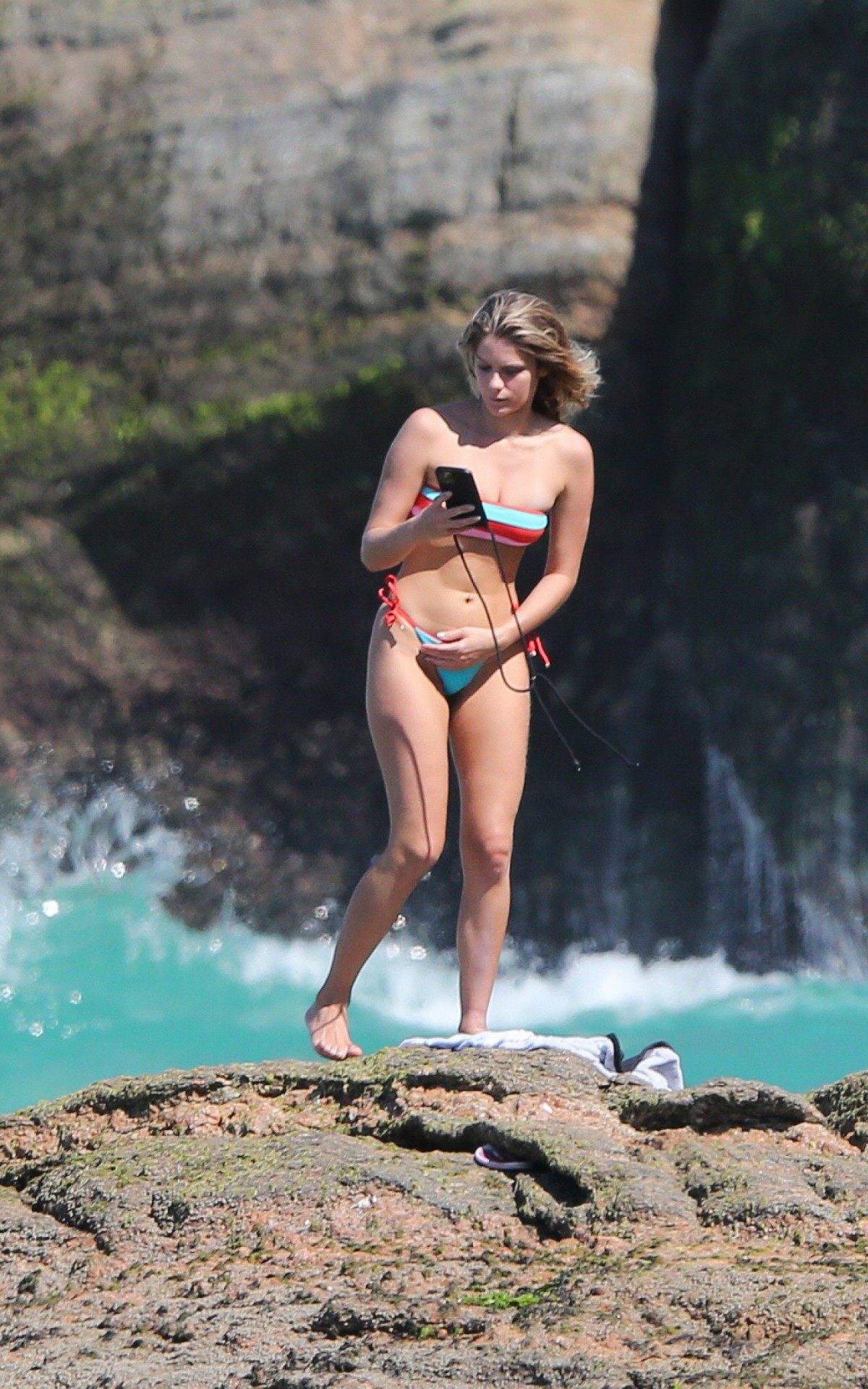 Isabella Santoni se bronzeia na Praia da Joatinga, na Zona Oeste do Rio