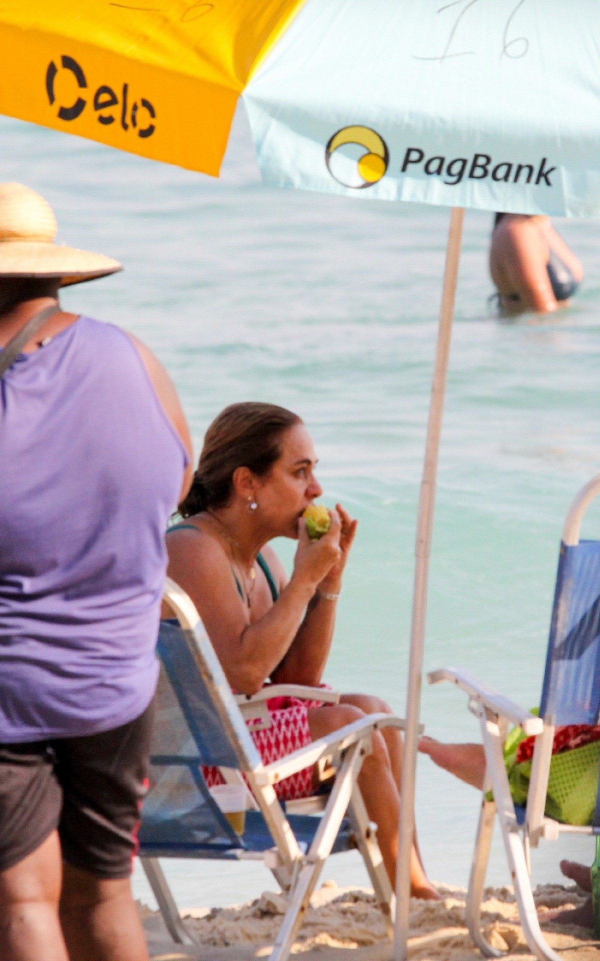 Cissa Guimar&atilde;es curte dia de praia em Ipanema, na Zona Sul do Rio