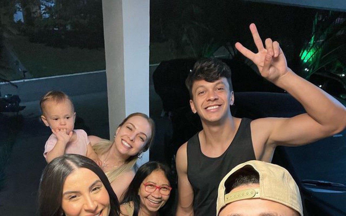 Bianca Andrade e Fred levam Cris em passeio e visitam J&uacute;lio Cocielo e Tat&aacute; Estaniecki