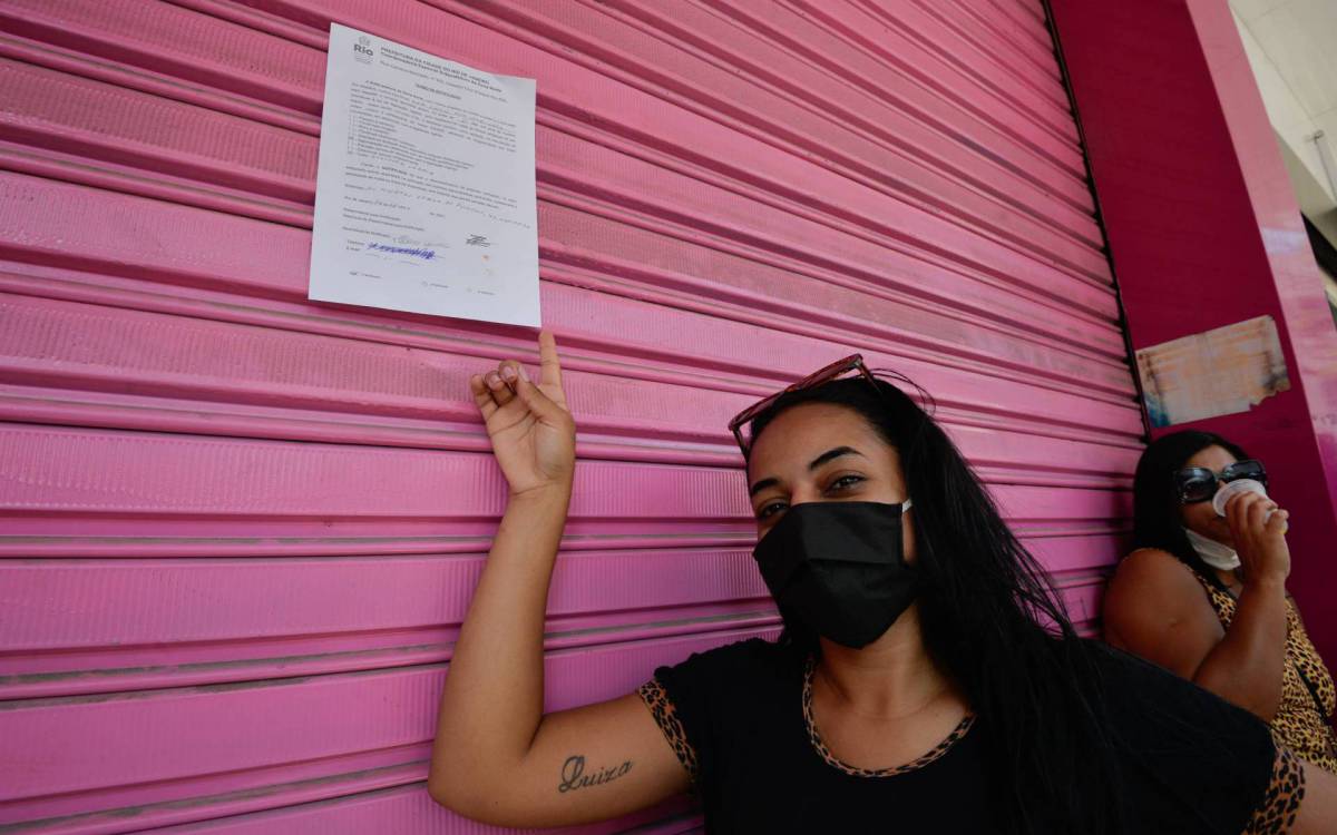 Rio de Janeiro - 24/08/2021 - CIDADE/ PANDEMIA/ RIO DE JANEIRO  -  loja de maquigem em madureira anuncia promocao causando aclomera&ccedil;&atilde;o e revolta dos clientes, na imagem Jeane Neves, Foto : Fabio Costa/ Agencia O Dia