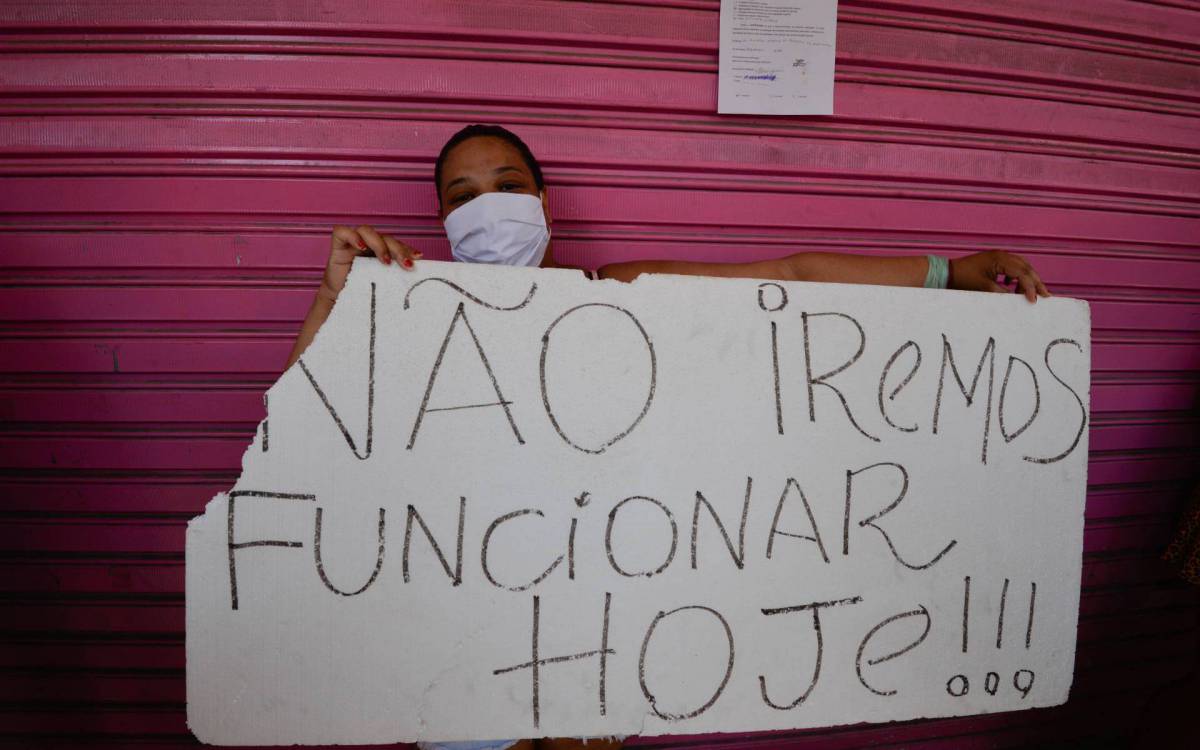 Rio de Janeiro - 24/08/2021 - CIDADE/ PANDEMIA/ RIO DE JANEIRO  -  loja de maquigem em madureira anuncia promocao causando aclomera&ccedil;&atilde;o e revolta dos clientes na imagem Camile Soares Foto : Fabio Costa/ Agencia O Dia
