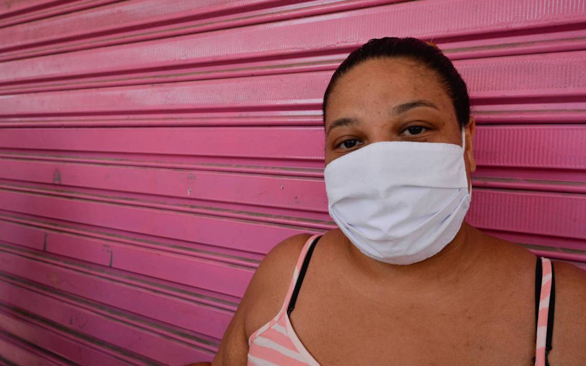 Rio de Janeiro - 24/08/2021 - CIDADE/ PANDEMIA/ RIO DE JANEIRO  -  loja de maquigem em madureira anuncia promocao causando aclomera&ccedil;&atilde;o e revolta dos clientes na imagem Camile Soares Foto : Fabio Costa/ Agencia O Dia