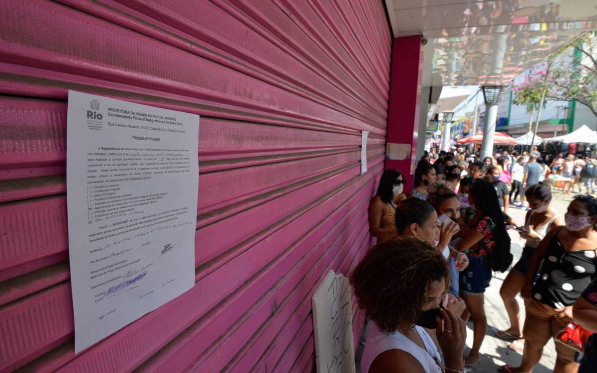 Rio de Janeiro - 24/08/2021 - CIDADE/ PANDEMIA/ RIO DE JANEIRO  -  loja de maquigem em madureira anuncia promocao causando aclomera&ccedil;&atilde;o e revolta dos clientes Foto : Fabio Costa/ Agencia O Dia