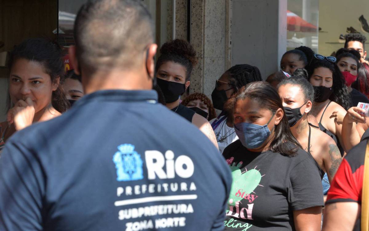 Rio de Janeiro - 24/08/2021 - CIDADE/ PANDEMIA/ RIO DE JANEIRO  -  loja de maquigem em madureira anuncia promocao causando aclomera&ccedil;&atilde;o e revolta dos clientes Foto : Fabio Costa/ Agencia O Dia