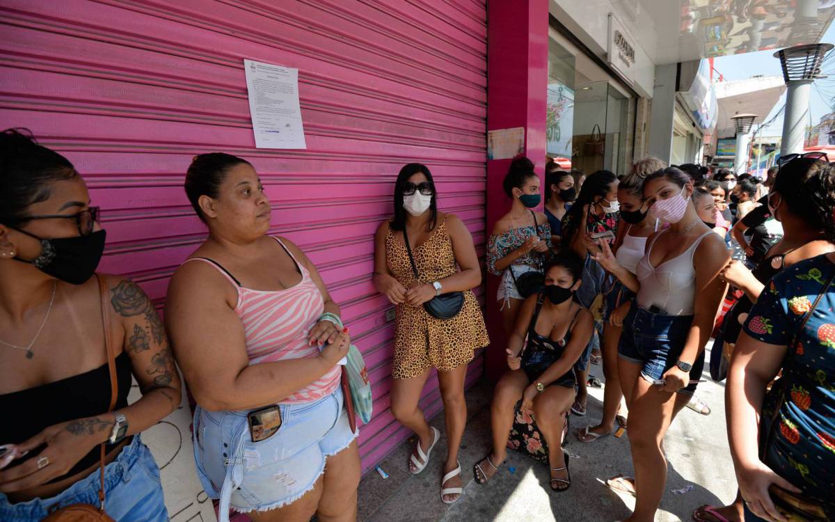 Rio de Janeiro - 24/08/2021 - CIDADE/ PANDEMIA/ RIO DE JANEIRO  -  loja de maquigem em madureira anuncia promocao causando aclomera&ccedil;&atilde;o e revolta dos clientes Foto : Fabio Costa/ Agencia O Dia