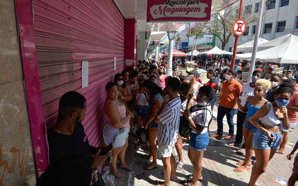 Rio de Janeiro - 24/08/2021 - CIDADE/ PANDEMIA/ RIO DE JANEIRO  -  loja de maquigem em madureira anuncia promocao causando aclomera&ccedil;&atilde;o e revolta dos clientes Foto : Fabio Costa/ Agencia O Dia